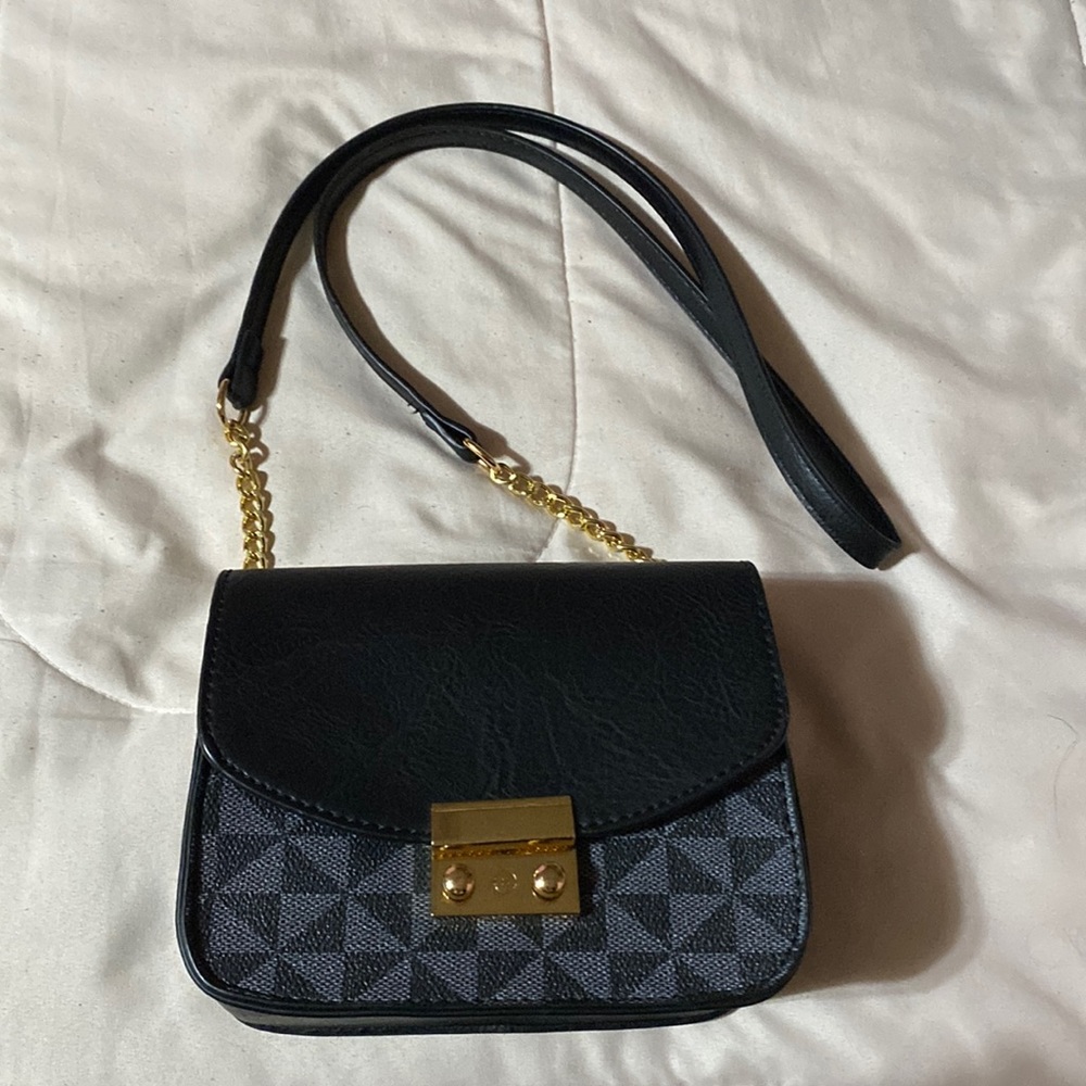 Small locket chain crossbody